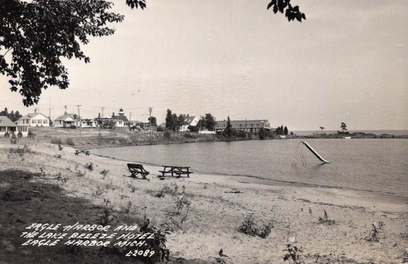 Lake Breeze Hotel - Vintage Postcad